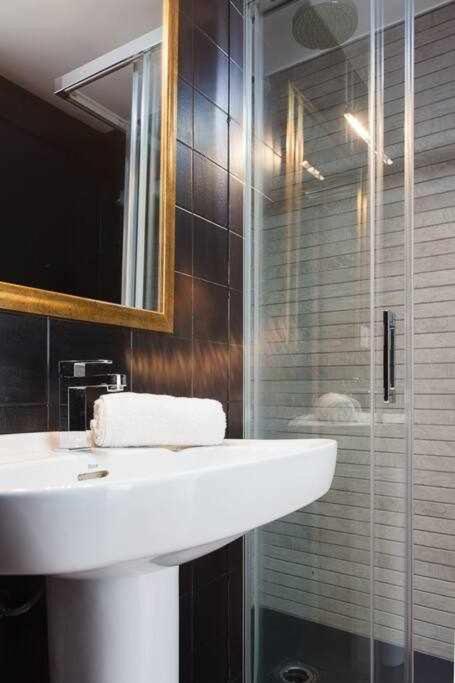 Apartamento para 4 con terraza privada en el centro Gerona Exterior foto